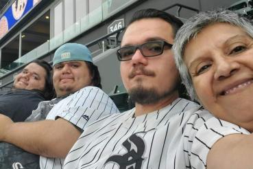 比阿特丽斯和家人at White Sox game